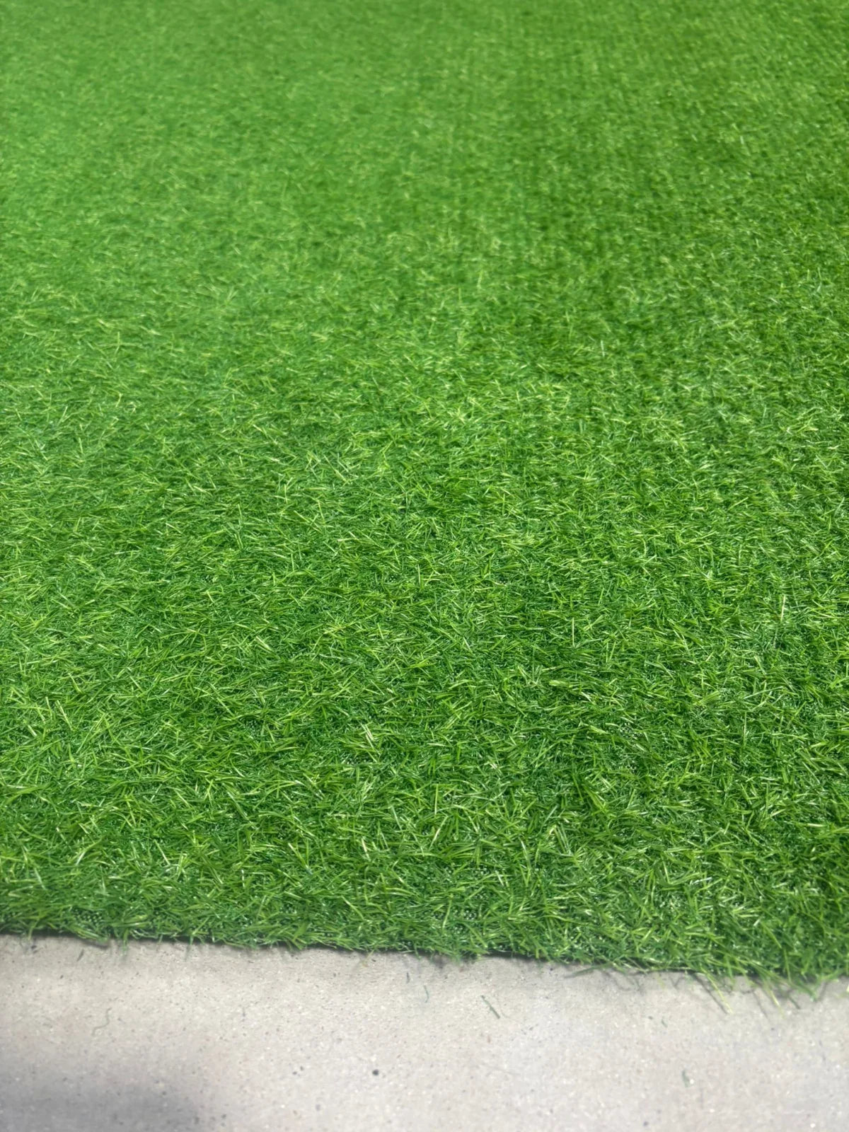 Gazon artificial verde 15 mm pentru gradina si curte iarba artificiala exterior