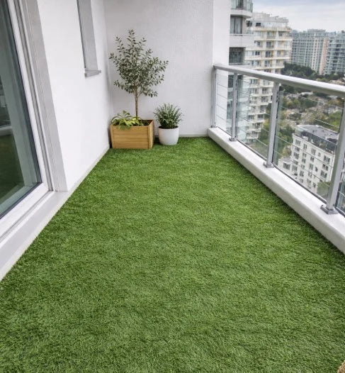 gazon artificial 30 mm montat pe balcon gazon sintetic verde pentru amenajare balcon si terasa