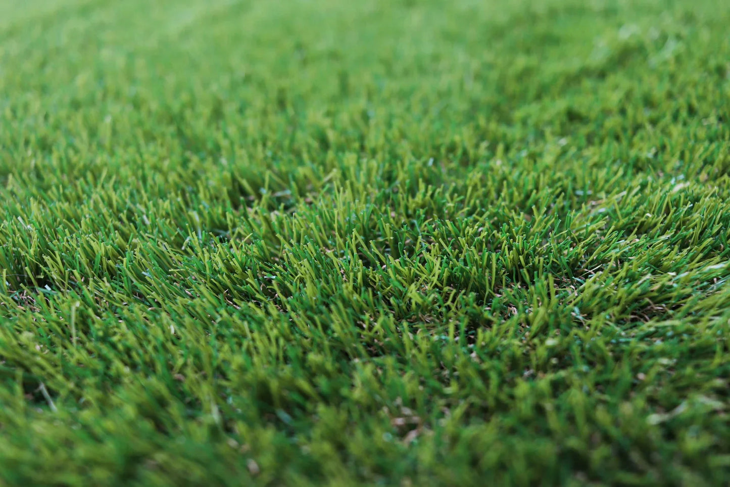 detaliu textura gazon artificial 38 mm iarba sintetica cu aspect natural pentru exterior