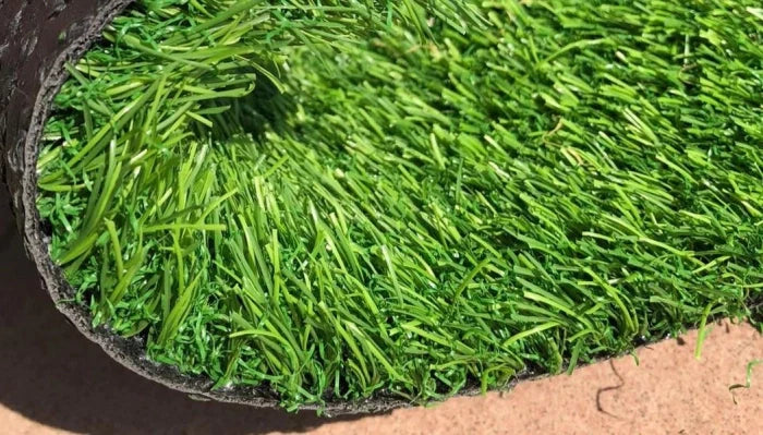 Gazon artificial dens verde natural pentru amenajarea gradinii