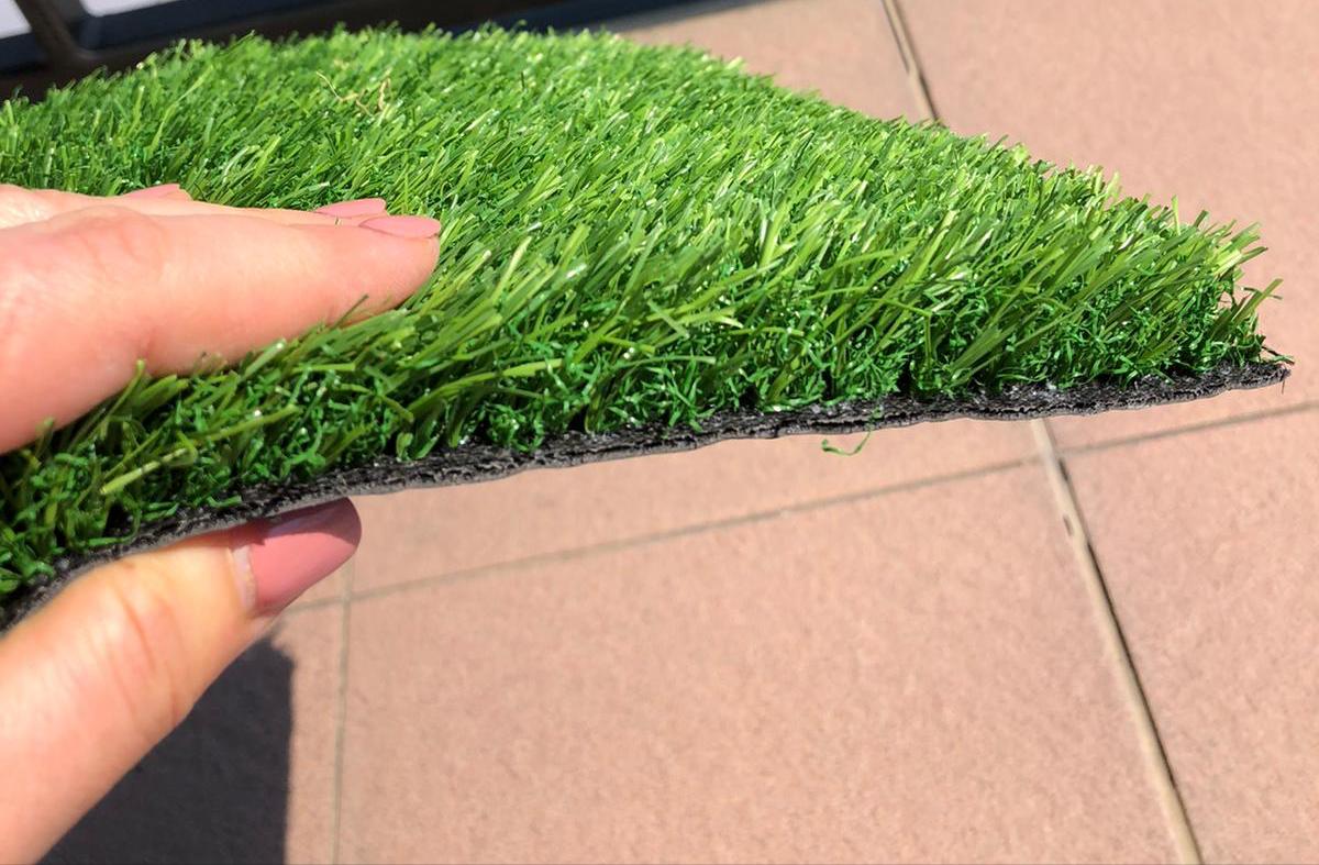 Montaj gazon artificial pe terasa, iarba artificiala verde pentru exterior