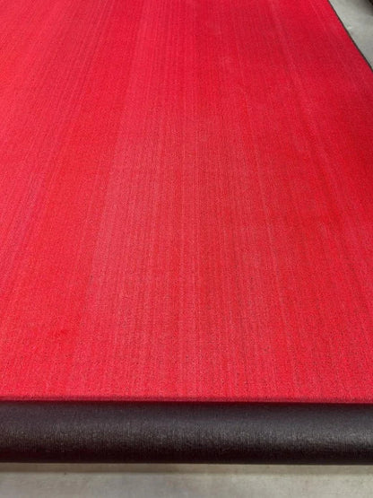 textura gazon artificial rosu decorativ pentru gradina terasa sau evenimente