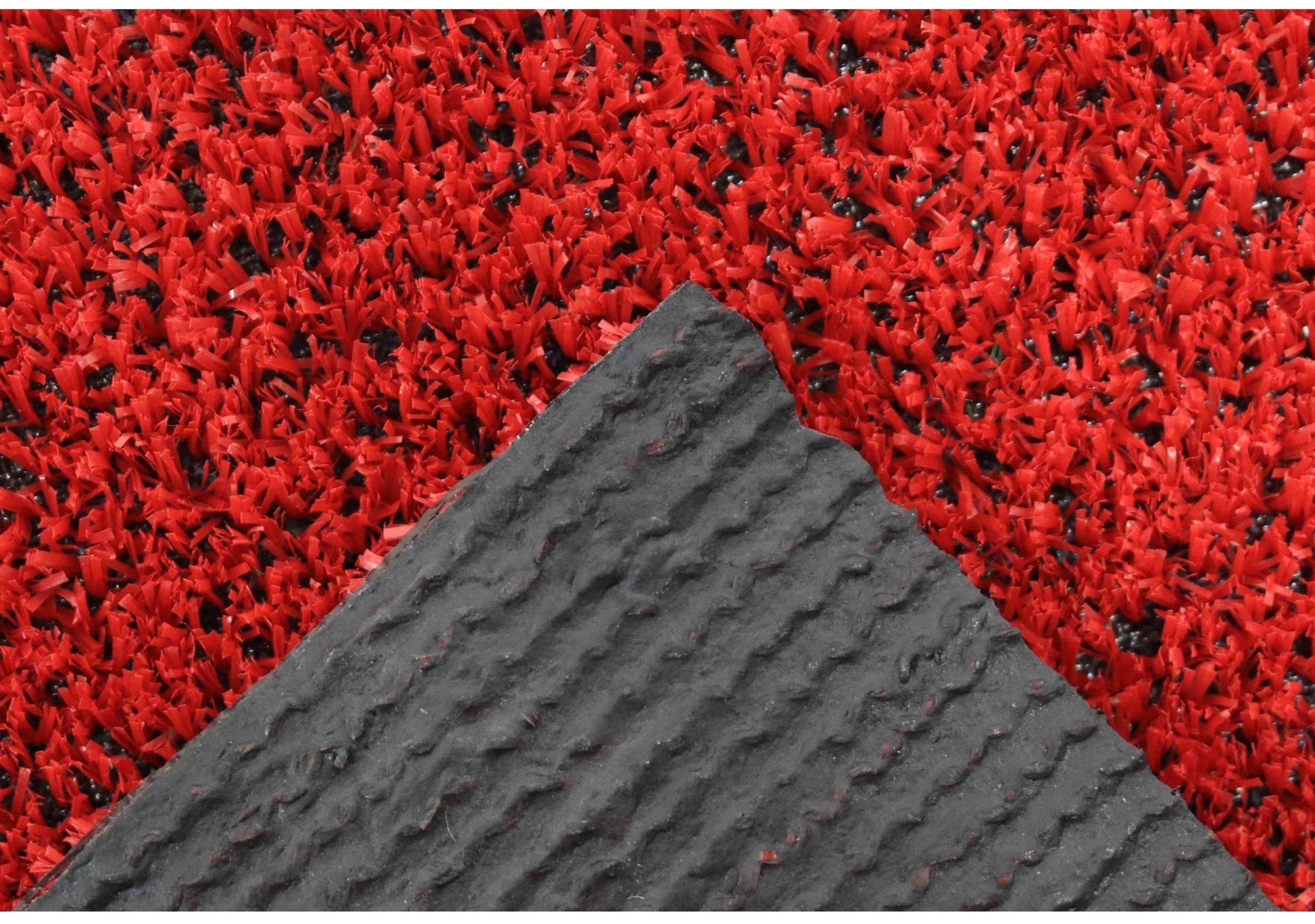 textura gazon artificial rosu cu fibre dense si suport rezistent pentru exterior