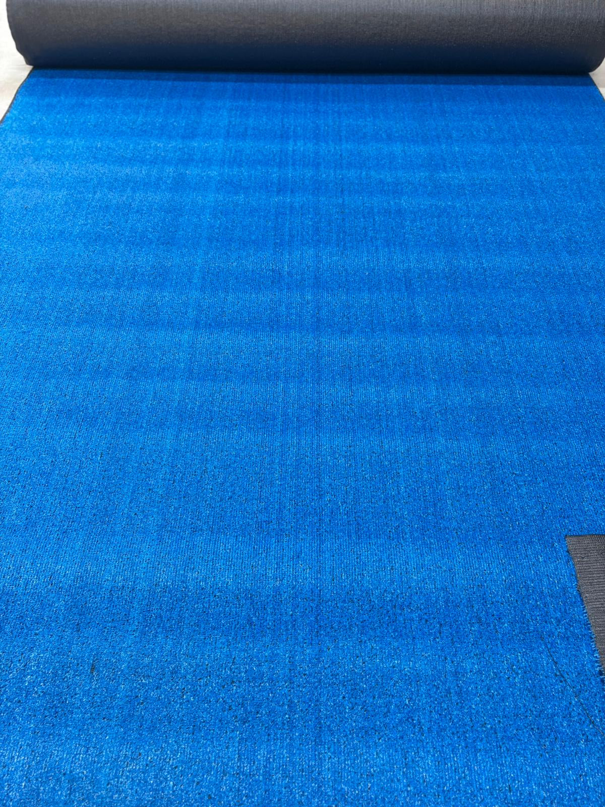 textura gazon artificial turcoaz cu fibre dense pentru decor exterior