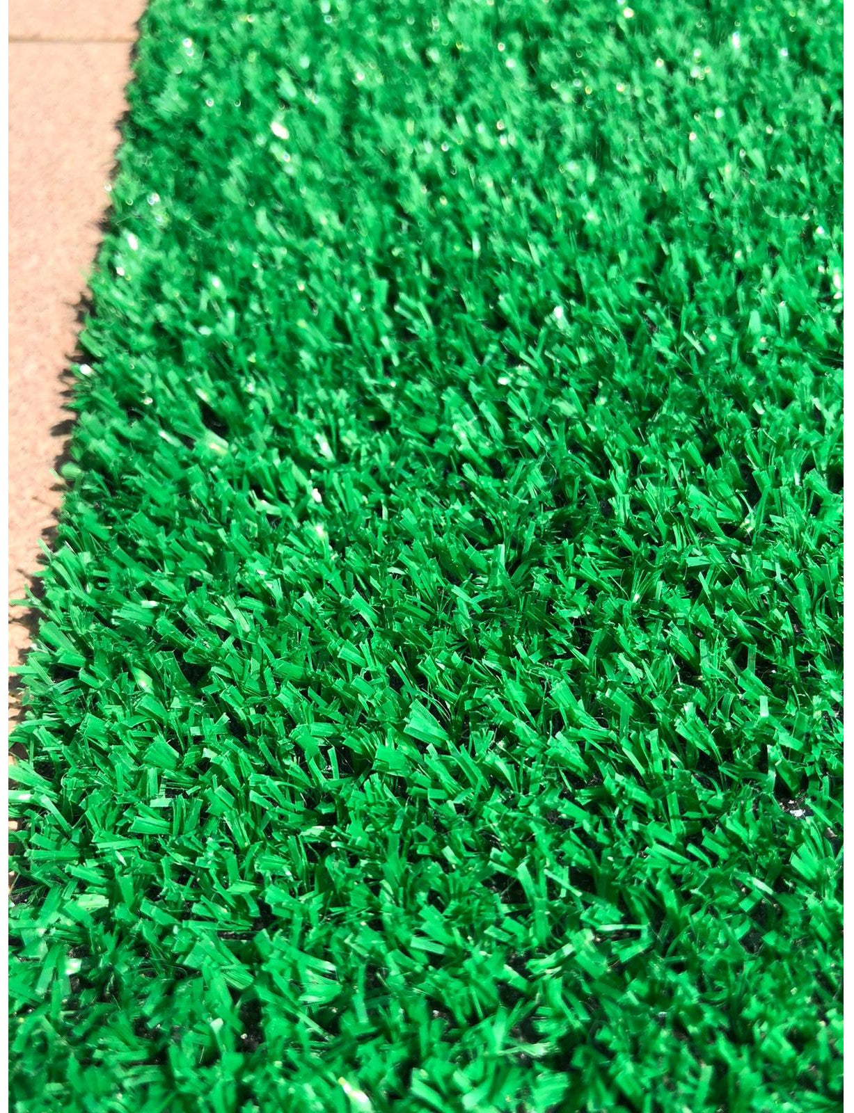 detaliu fibra gazon artificial verde 10 mm pentru decor exterior