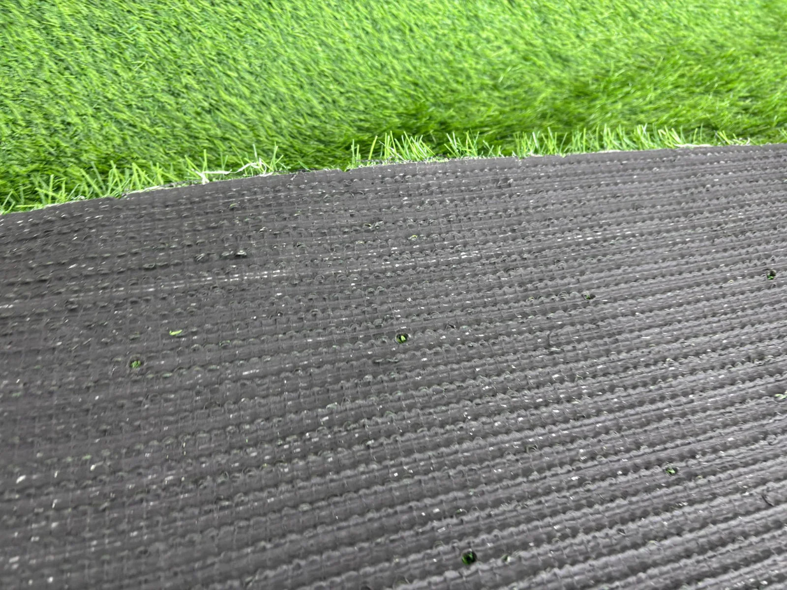 Iarba artificiala 30 mm verde natural pentru terasa, balcon, curte si gradina